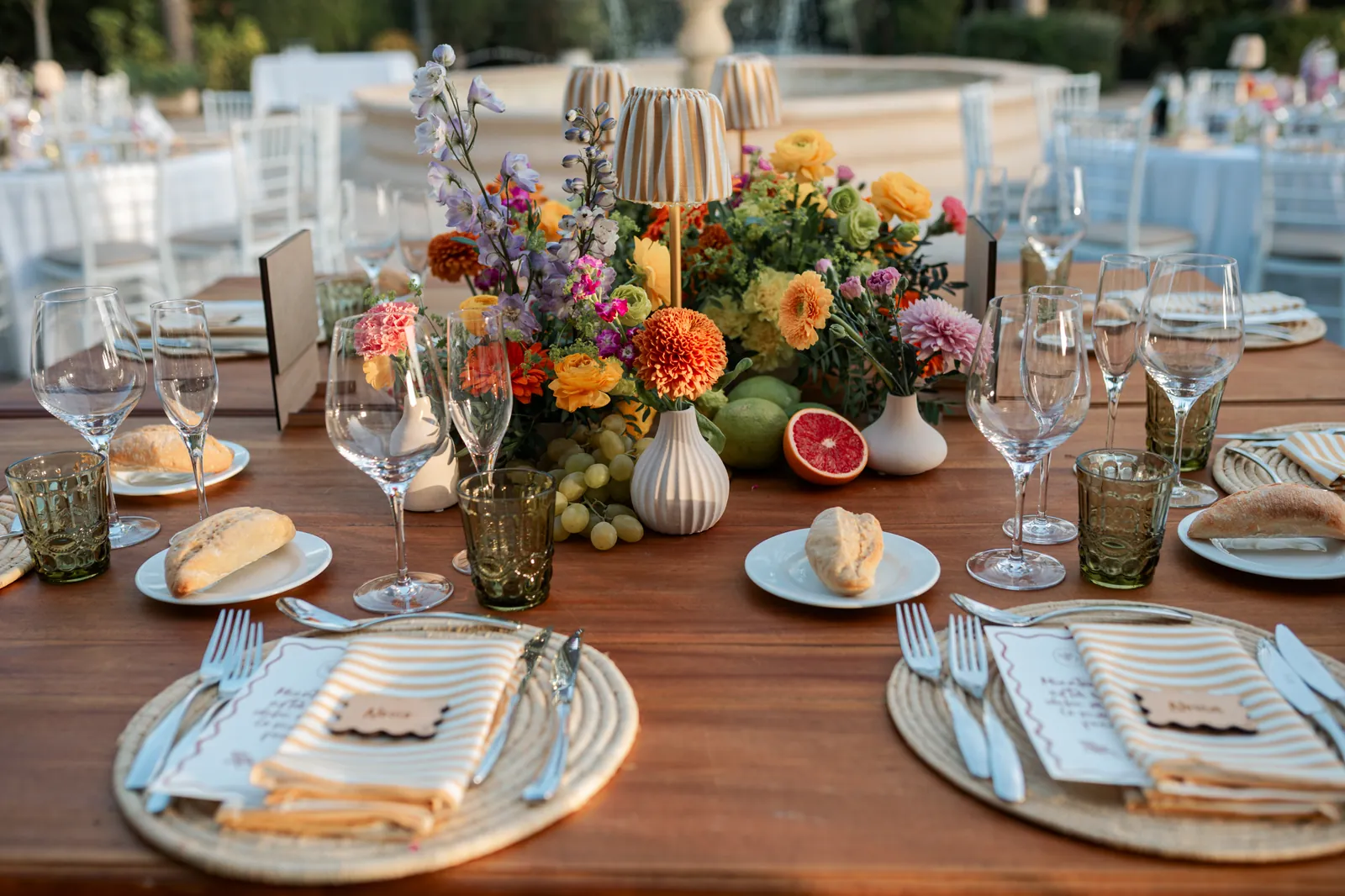 Mesa del banquete con flores de colores