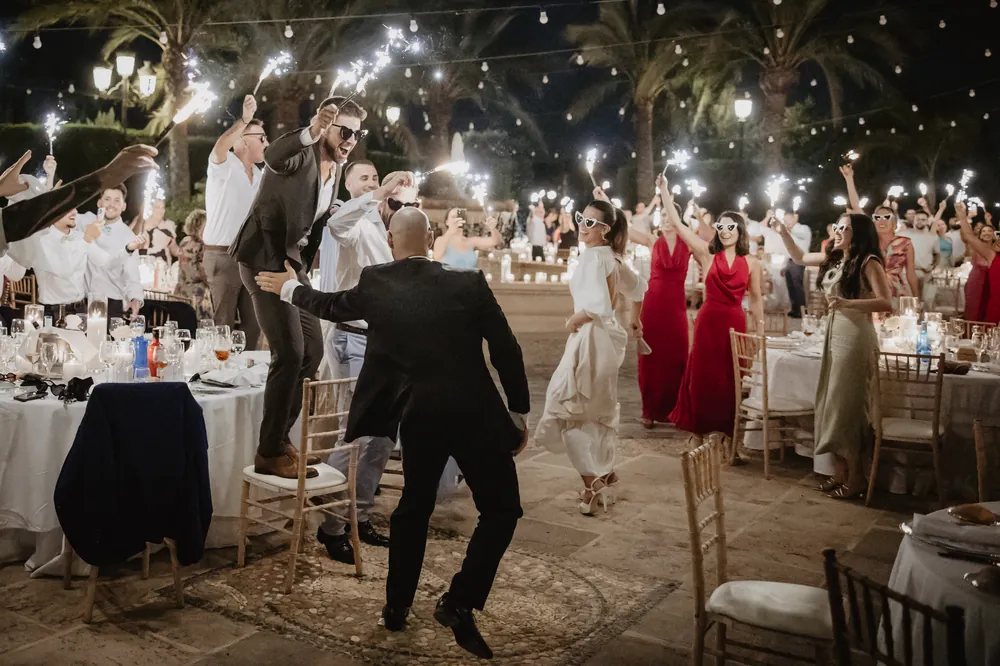 Barra de cócteles de la boda, con la coctelera de cobre