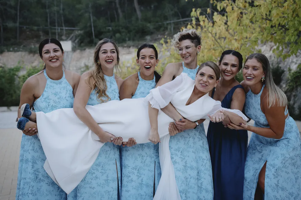 Las amigas de la novia arreglándose antes de la boda