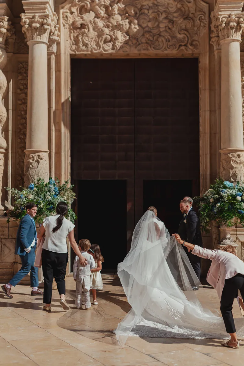 Novia entrando a la ceremonia con el velo largo